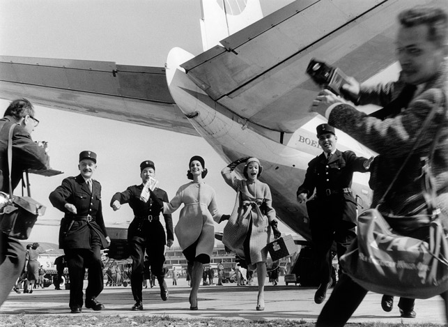 Image no. 43: Group Running in Front of a ... (William Klein), code=S, ord=1000, date=1958